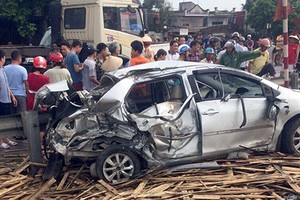 Chiếc ô ô bốn chỗ bị vò nát sau tai nạn. Ảnh: N.Đ.