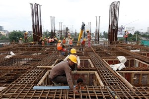 Công nhân làm việc tại một dự án đường sắt ở Ấn Độ. Ảnh: Reuters.