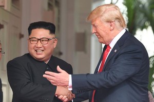 Tổng thống Trump bắt tay ông Kim Jong-un tại thượng đỉnh ở Singapore (Ảnh: Reuters).