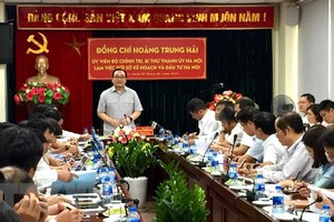 Bí thư Thành ủy Hà Nội Hoàng Trung Hải đã có buổi làm việc với Sở Kế hoạch và Đầu tư thành phố Hà Nội. (Ảnh: Nguyễn Thắng/TTXVN)