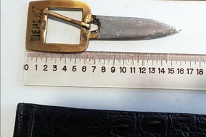 Dây thắt lưng được chế tác thành dao găm bị an ninh hàng không thu giữ. Ảnh: Hữu Nguyên.