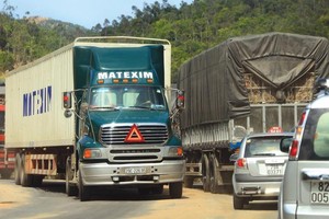 Những quy định về kinh doanh vận tải bằng ô tô đang còn nhiều bất cập và gây tranh cãi. Ảnh: Đức Thanh.