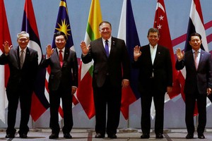 Ngoại trưởng Mỹ Mike Pompeo (giữa) dự cuộc họp ngoại trưởng ASEAN-Mỹ tại Singapore hôm 3/8/2018. (Ảnh: Reuters).