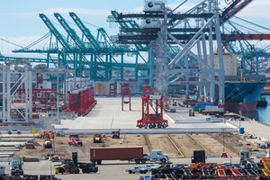 Hoạt động tại cảng Los Angeles tại California (Mỹ). Ảnh: Bloomberg.
