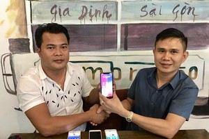 Ông Phương (bên trái) cùng ông Tài thương thảo về "siêu SIM". Ảnh: NVCC.