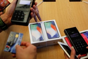 Khách hàng mua iPhone X tại một Apple Store ở Bắc Kinh. Ảnh: Reuters.