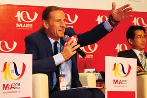 Ông Dominic Scriven, Chủ tịch Công ty Dragon Capital điều phối phiên thảo luận.