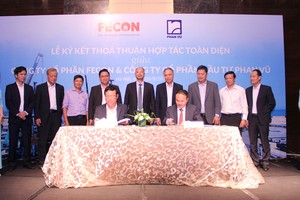 Ông Phan Khắc Long, Chủ tịch Công ty cổ phần Đầu tư Phan Vũ (bên trái) và ông Phạm Việt Khoa, Chủ tịch HĐQT Công ty cổ phần FECON (bên phải) cùng đặt bút ký kết thỏa thuận hợp tác toàn diện giữa hai doanh nghiệp.