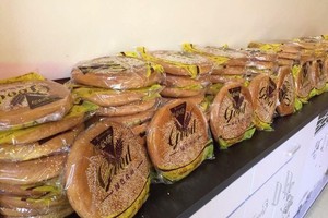 Bánh trung thu xách tay Hồng Kông được bày bán tràn ngập thị trường.