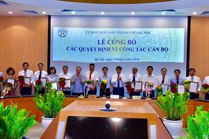 Chủ tịch TP. Hà Nội Nguyễn Đức Chung trao quyết định cho các nhân sự vừa được bổ nhiệm. Ảnh: KTĐT.