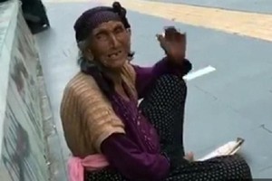 Bà lão ăn xin ngồi ở Quảng trường Kızılay, Ankara kiếm được 2,3 triệu đồng chỉ trong một buổi sáng. (Nguồn: Hurriyet Daily News).