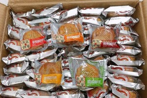 Các loại bánh trung thu giá 2.500-3.000 đồng/cái được với bao bì toàn tiếng Trung Quốc. Loại bánh này thường được bán theo thùng hoặc theo kg, mua càng nhiều thì giá càng rẻ.