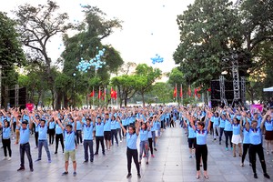 Màn flahmob của hàng nghìn cán bộ, nhân viên VietinBank tạo ấn tượng với đông đảo công chúng.