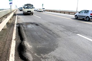 Cầu Thăng Long thường xuyên bị hằn lún, rạn nứt. Ảnh: Bá Đô. 