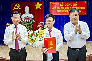 Bí thư Tỉnh ủy Nguyễn Hồng Lĩnh và Chủ tịch UBND tỉnh Nguyễn Văn Trình trao quyết định và chúc mừng chúc mừng đồng chí Đặng Minh Thông, Tỉnh ủy viên, Phó Chủ tịch UBND tỉnh đến nhận công tác tại Thành ủy Bà Rịa. Ảnh báo BRVT.