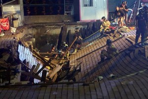 Sập sàn gỗ trong nhạc hội ở Tây Ban Nha, 300 người bị thương