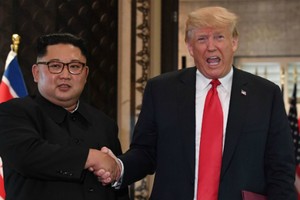 Lãnh đạo Triều Tiên Kim Jong-un (trái) và Tổng thống Mỹ Trump gặp nhau tại Singapore hồi tháng 6. Ảnh: AFP.