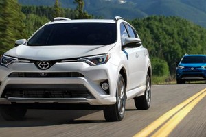 Toyota RAV4 2019 lăn bánh trên đường ở Mỹ. Mẫu xe này vượt Nissan X-Trail dẫn đầu doanh số phân khúc SUV nói chung trên thế giới. Ảnh: 2019suvs. 