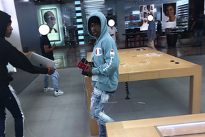 Hai trong số những tên cướp được ghi lại, ảnh do cảnh sát Roseville Galleria cung cấp.