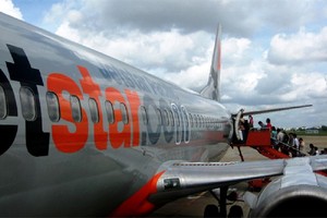 Nữ du khách nước ngoài bỏ quên 300 triệu đồng trên máy bay đã được trao trả lại.