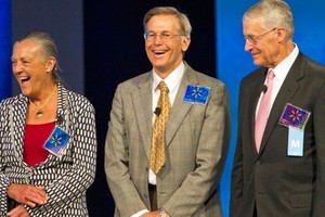 Alice, Jim và Rob Walton là ba thành viên trong gia đình sở hữu Walmart. Ảnh: Walmart.