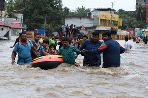 Các tình nguyện viên và lực lượng cứu hộ hôm giúp sơ tán người dân khỏi khu vực ngập lụt ở quận Ernakulam, bang Kerala, Ấn Độ hôm 17/8. Ảnh: AFP. 