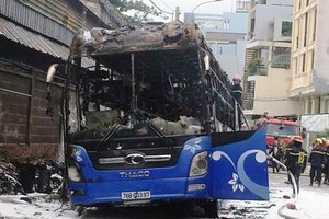 Xe khách bị cháy rụi phần trên. Ảnh: Sơn Hòa.