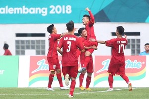 Các cầu thủ Việt Nam trong trận ra quân tại Asiad 2018. Ảnh: Lâm Thỏa.