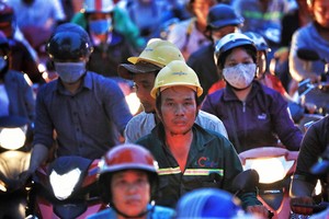 TP HCM kẹt xe cả ngày lẫn tối. Ảnh: Hữu Khoa.