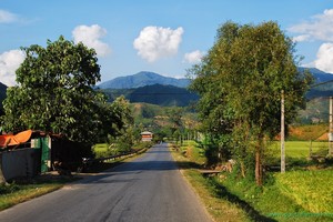 Một đoạn đường bộ qua thị xã Nghĩa Lộ, Yên Bái.