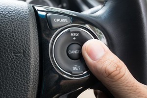 Bố trí các nút bấm chế độ Cruise Control trên vô-lăng.