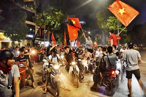 Nhiều nhóm thanh niên hát bài "Nối vòng tay lớn" sau chiến thắng của đội tuyển Việt Nam trước Bahrain vào hôm 23/8. Ảnh: Giang Huy.