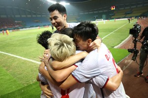 Các cầu thủ Việt Nam ăn mừng sau pha lập công của Văn Toàn trong trận Tứ kết. Ảnh: Đức Đồng.