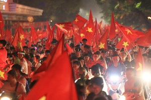 Đường phố Hà Nội tràn ngập màu đỏ sau trận tuyển Olympic Việt Nam thắng Olympic Syria tối 27/8. Ảnh: Gia Chính.