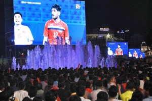 Điểm xem bóng đá màn hình lớn tại phố đi bộ Nguyễn Huệ, TP HCM, đêm diễn ra trận Việt Nam - Syria. Ảnh: Hữu Khoa.