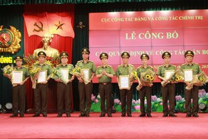 Thứ trưởng Nguyễn Văn Sơn trao quyết định cho các đồng chí giữ chức Phó Cục trưởng Cục Công tác Đảng và công tác chính trị.