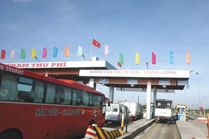 Trạm thu phí cao tốc TP.HCM - Trung Lương. Ảnh: Đức Thanh.