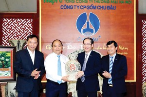 Thủ tướng Nguyễn Xuân Phúc đến thăm Tổng công ty Thương mại Hà Nội (Hapro), tháng 4/2018.