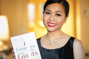 Sách “Vượt lên người khổng lồ” ra mắt tại New York 