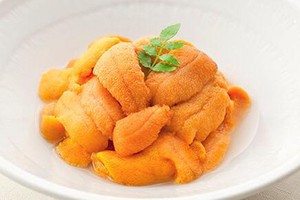 Trứng nhum Nhật - loại hải sản đang được giới nhà giàu chuộng mua về ăn.