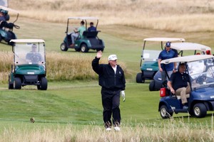 Tổng thống Trump chơi golf hôm 1/9. Ảnh: Reuters.