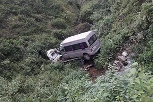 Xe cứu hộ lao xuống vực ở Hòa Bình. Ảnh: Gia Chính