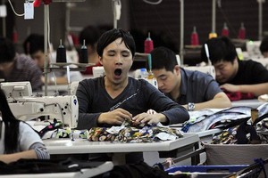 Cuộc khảo sát Caixin-Markit tháng 8 nói rằng chiến tranh thương mại đang đè nặng lên "tâm lý nói chung" của các doanh nghiệp trong ngành sản xuất Trung Quốc - Ảnh: WSJ.