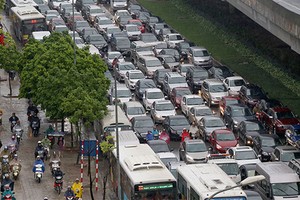 Ôtô cá nhân, taxi, xe khách... sẽ bị hạn chế đi vào các tuyến đường gần Trung tâm Hội nghị quốc gia. Ảnh: Bá Đô