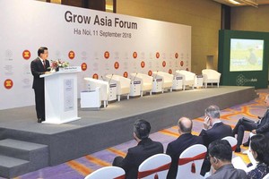 Trong chương trình Diễn đàn Kinh tế thế giới về ASEAN năm 2018 (WEF ASEAN 2018), sáng 11/9/2018, tại Hà Nội, đã chính thức khai mạc Diễn đàn Tăng trưởng châu Á 2018 với chủ đề "Đổi mới để tạo ra thay đổi: Khám phá và truyền cảm hứng". Trong ảnh: Phó thủ tướng Trịnh Đình Dũng phát biểu tại Diễn đàn. Ảnh: Lâm Khánh - TTXVN