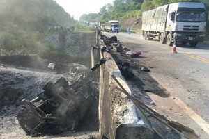 Cầu Ngòi Thủ bị hư hỏng nặng sau tai nạn ngày 5/9. Ảnh: Báo Giao thông