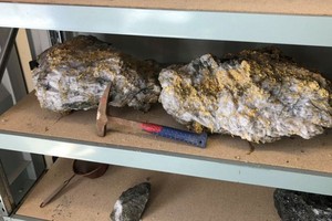 Những tảng đá thạch anh nạm vàng được các thợ mỏ khai quật mới đây. (Nguồn: Fortune)