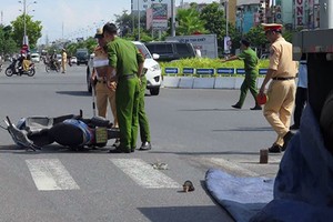 Hiện trường vụ tai nạn tại vòng xuyến phía đông Cầu Rồng chiều 13/9. Ảnh: Ngọc Trường.