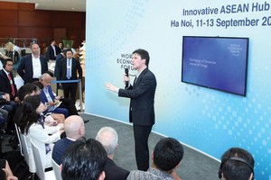 Thuyết trình về Internet vạn vật tại WEF ASEAN. Ảnh: TTXVN