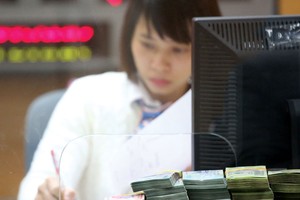Ngân hàng tự xoay xở kiếm lãi khi room tín dụng hạn hẹp
